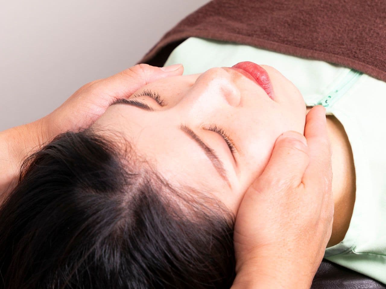 シャープなフェイスライン